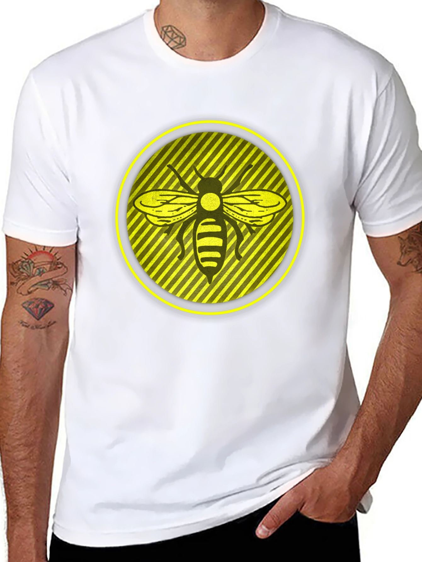 Camiseta Negra con Abeja en Círculo Amarillo