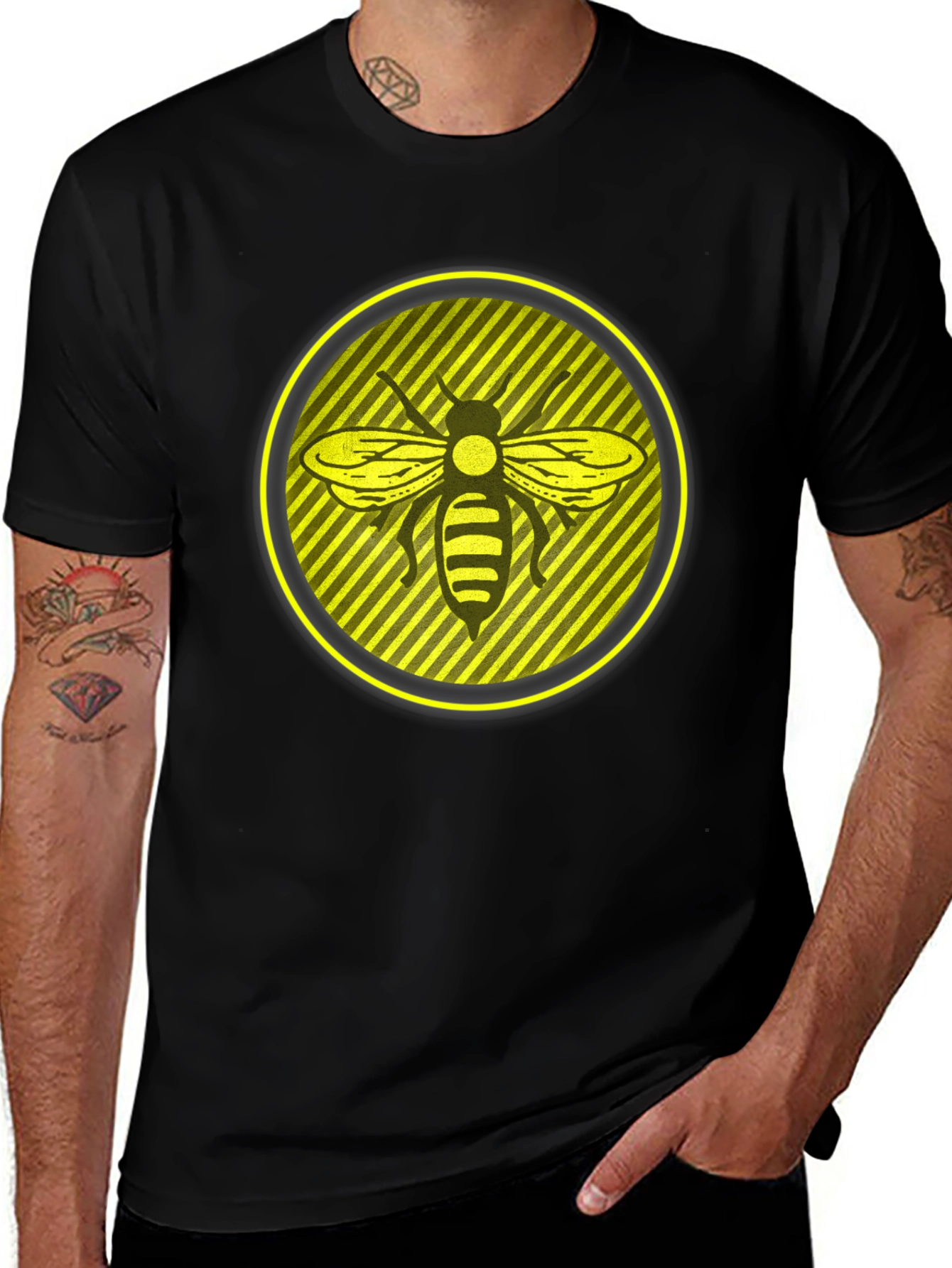 Camiseta Negra con Abeja en Círculo Amarillo