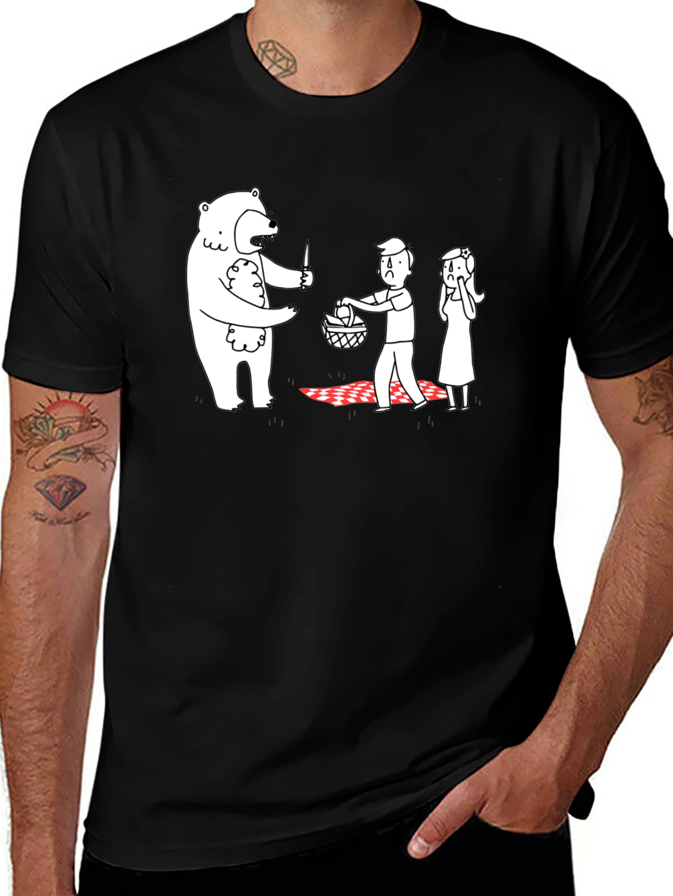 Camiseta Negra Estampada: Oso Ladrón de Picnic
