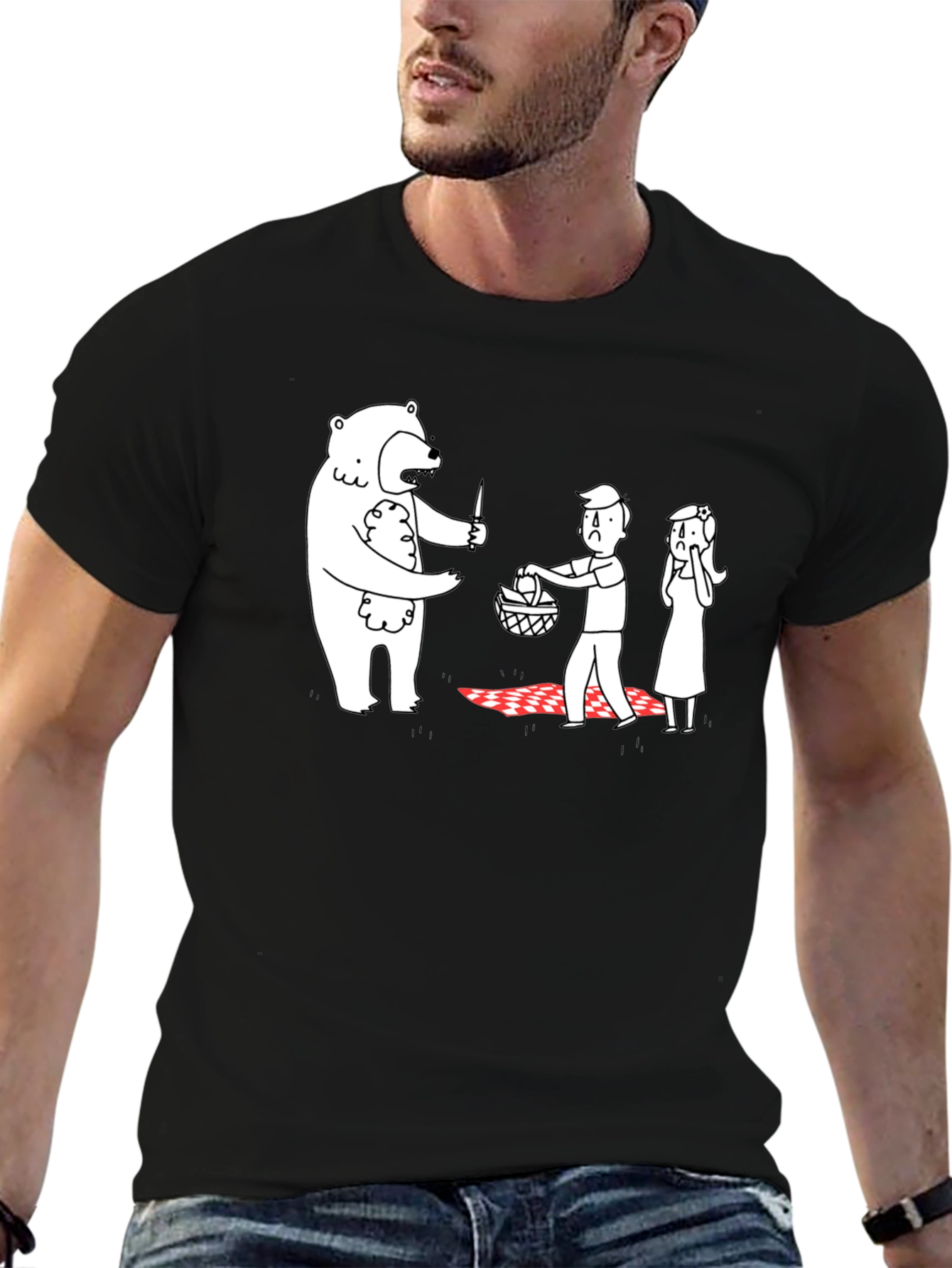 Camiseta Negra Estampada: Oso Ladrón de Picnic