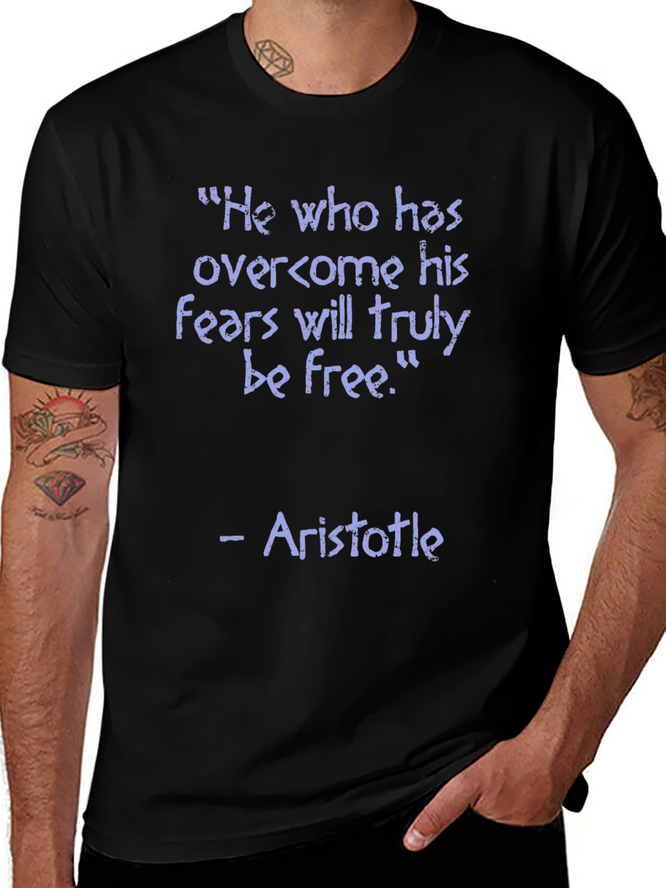 Camiseta Negra con Cita Inspiradora de Aristóteles