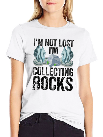 Camiseta Negra Coleccionando Rocas para Aventureros