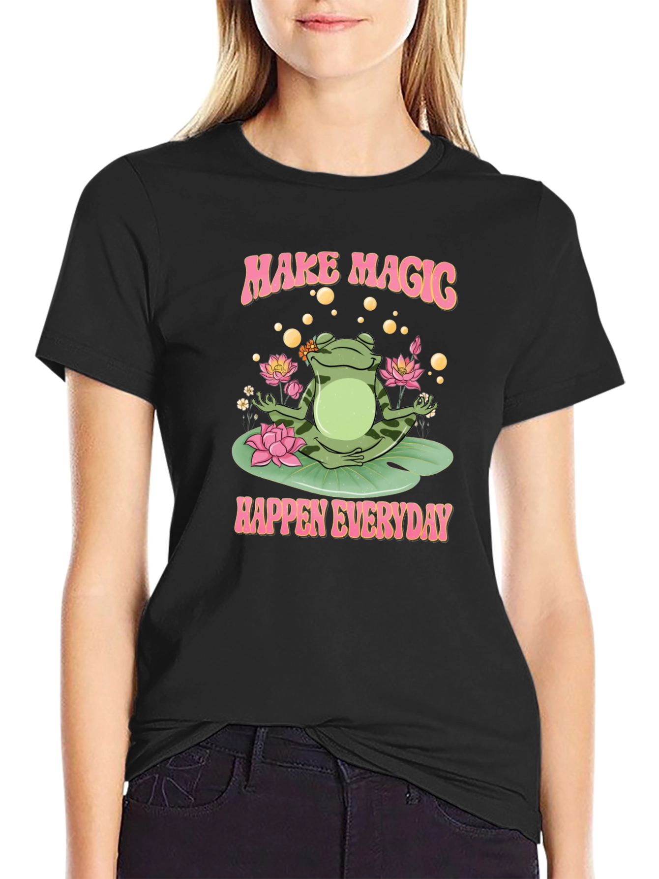 Camiseta Negra: Rana Mágica y Loto