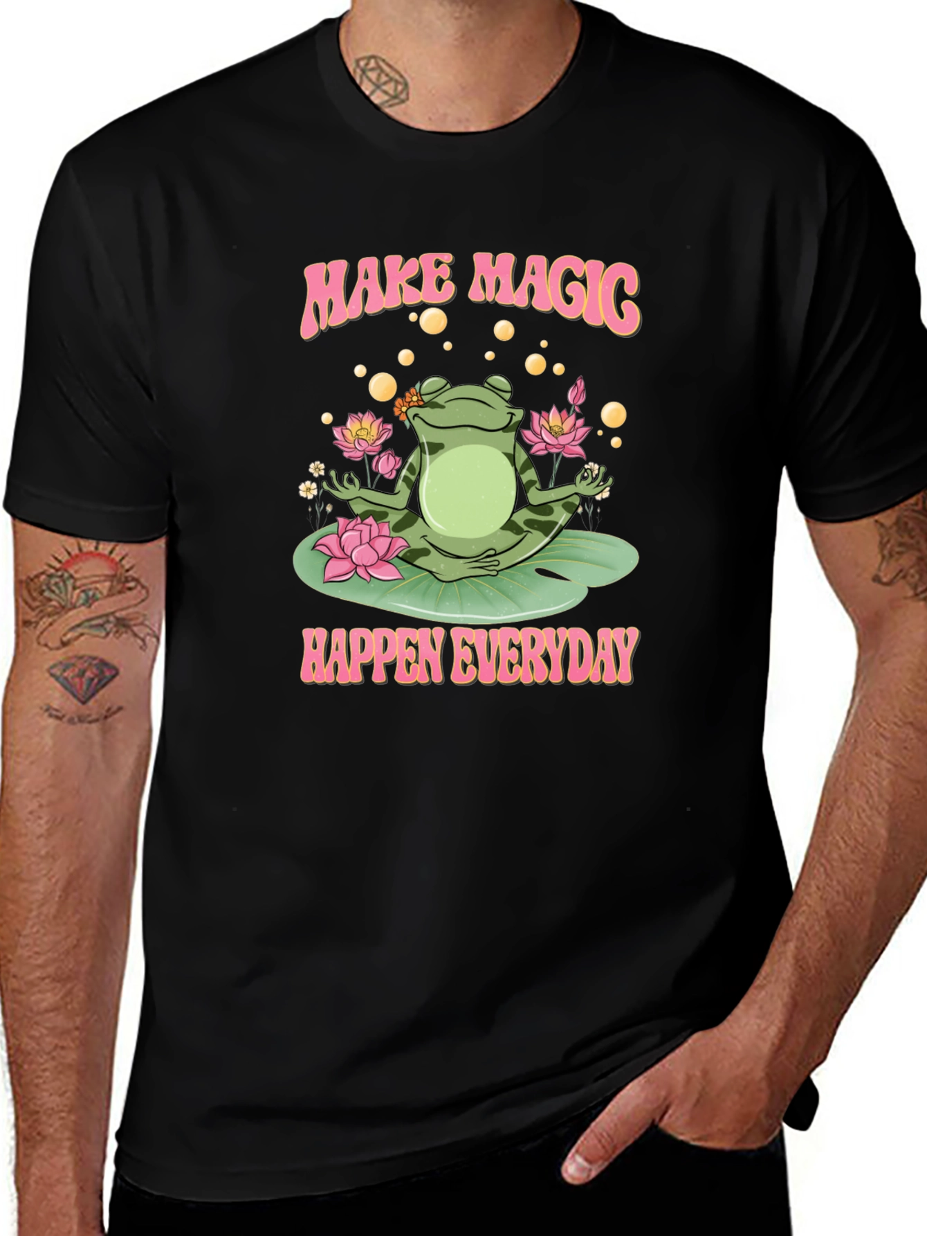 Camiseta Negra: Rana Mágica y Loto