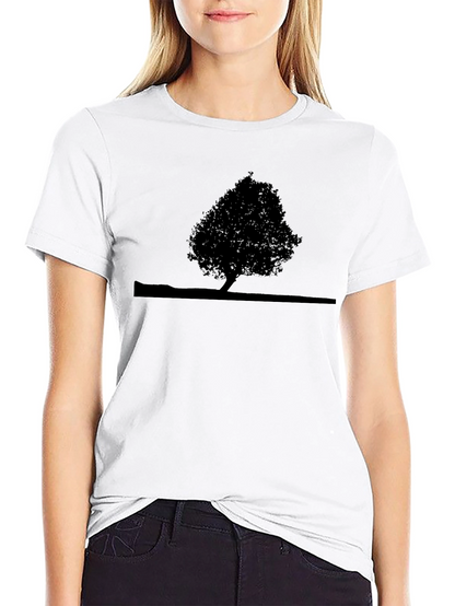 Camiseta Negra con Silueta de Árbol