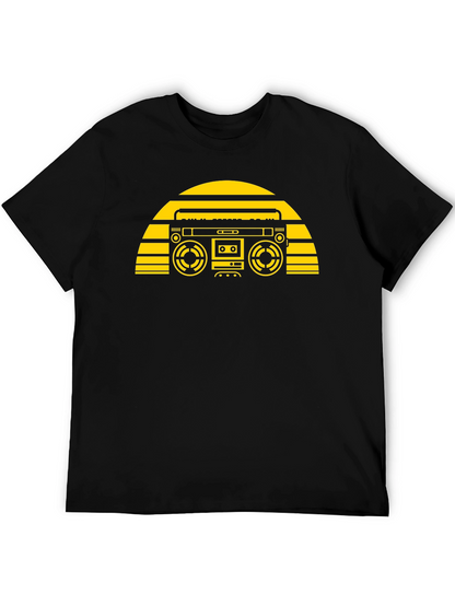 Camiseta Negra con Diseño Retro de Radiocasete Amarillo