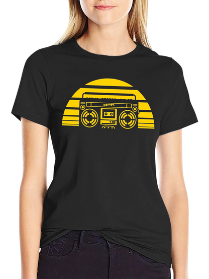 Camiseta Negra con Diseño Retro de Radiocasete Amarillo