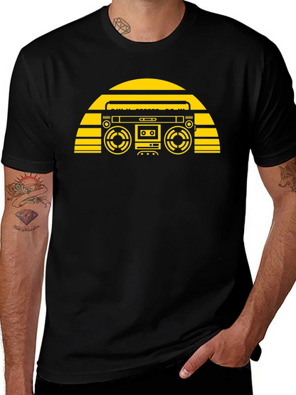 Camiseta Negra con Diseño Retro de Radiocasete Amarillo