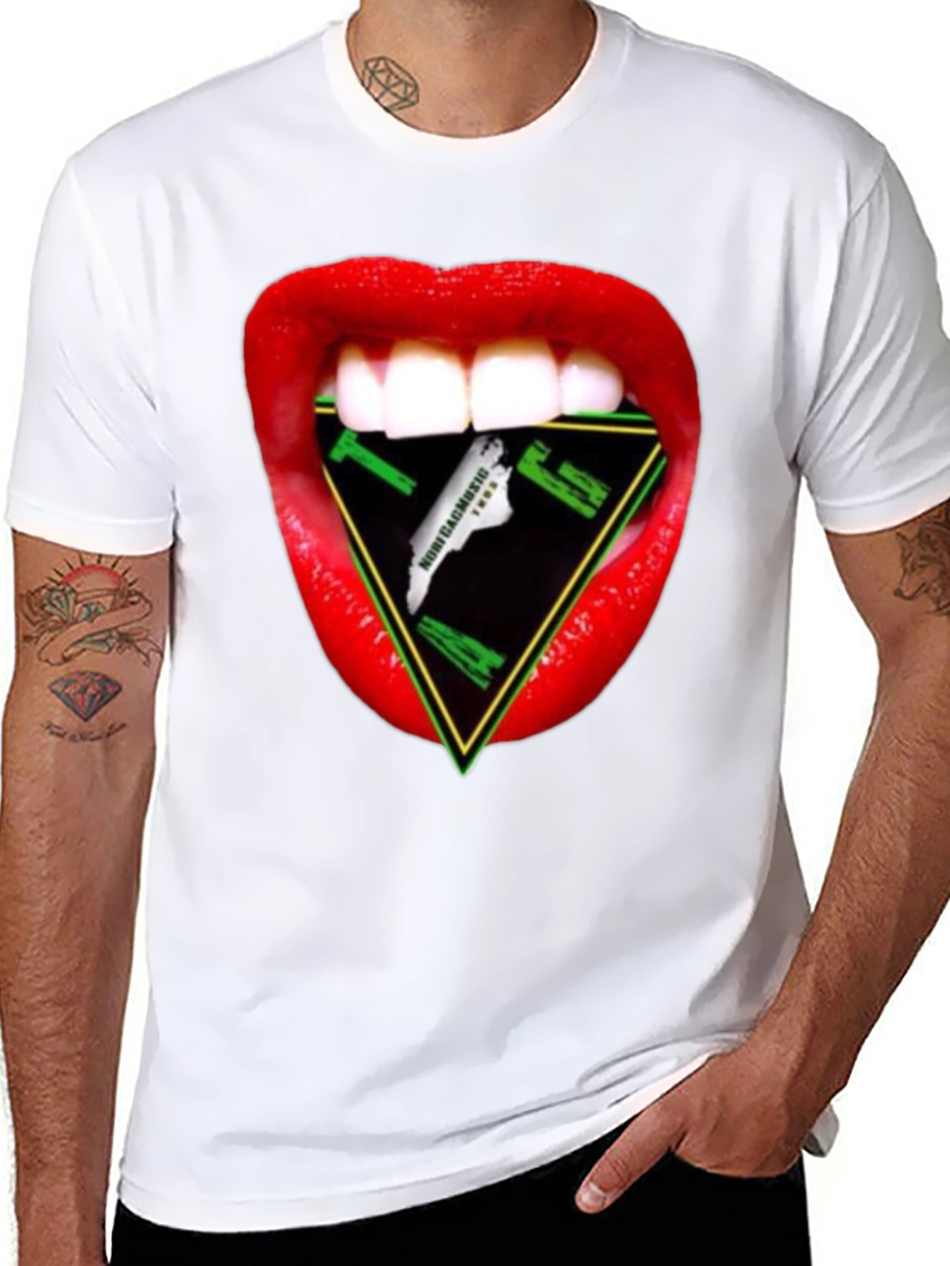 Camiseta Negra con Diseño de Boca y Triángulo