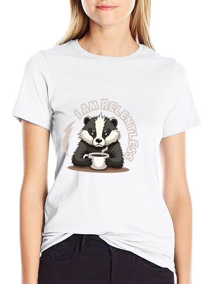 Camiseta Negra: Tejón Implacable con Café