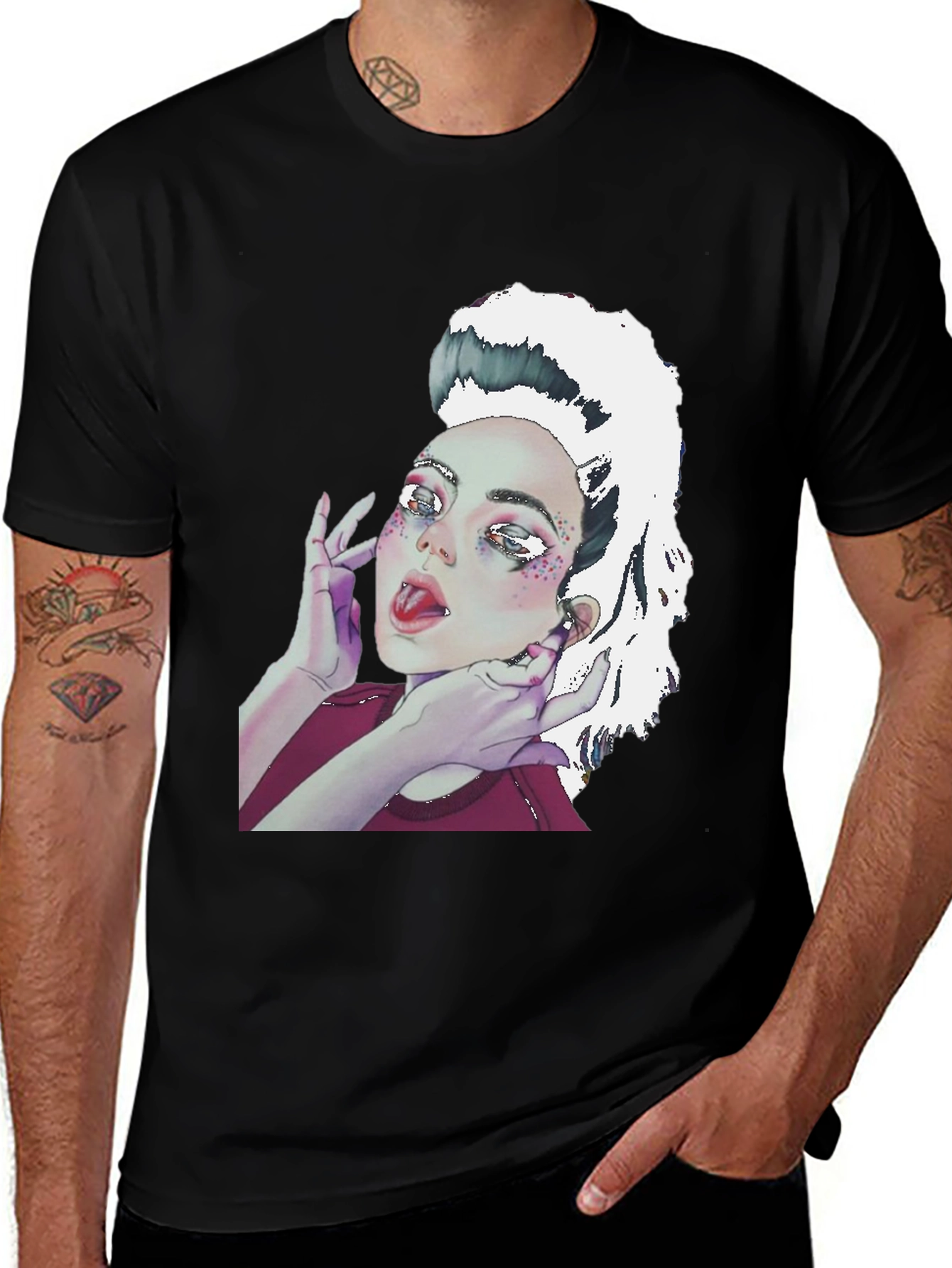 Camiseta Negra con Diseño Artístico de Mujer