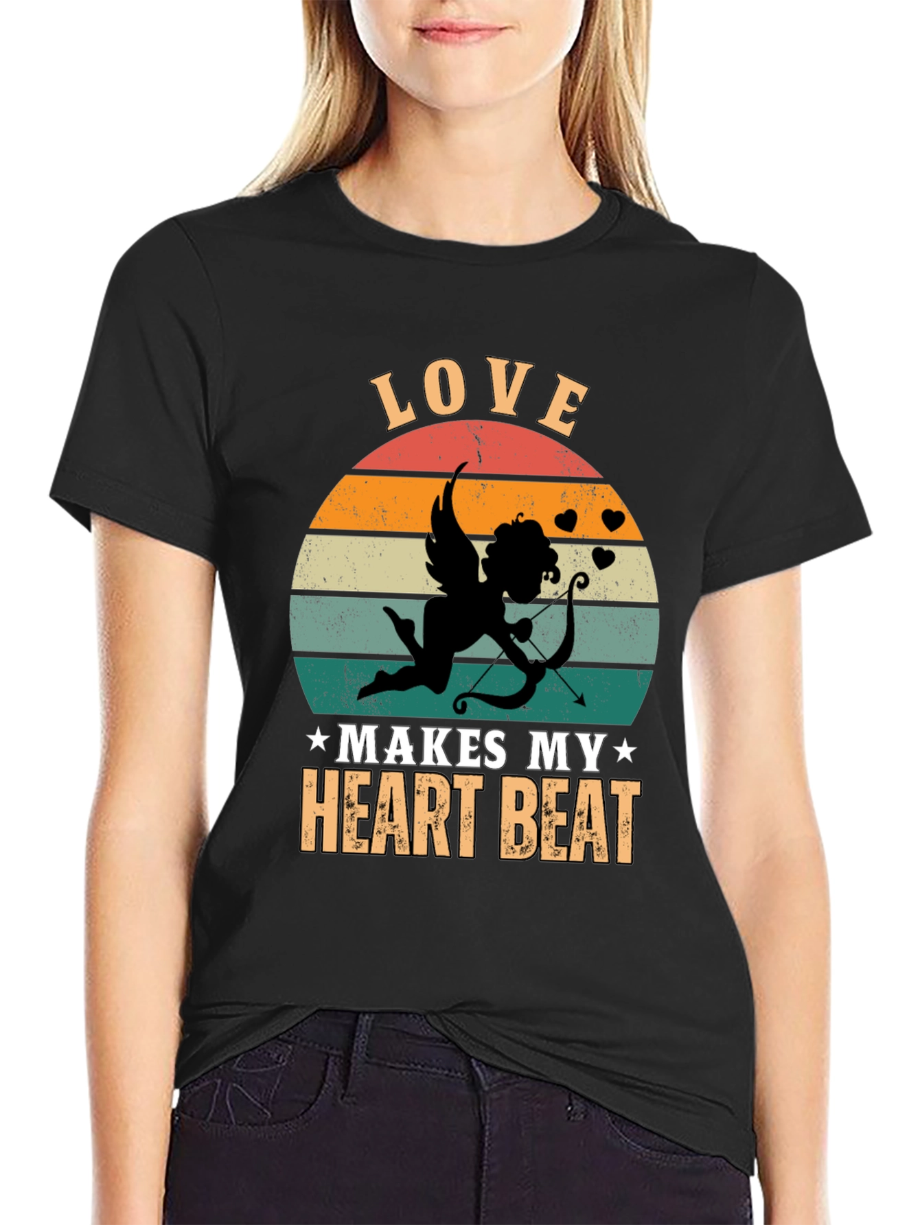 Camiseta Negra Love Makes My Heart Beat Cupido