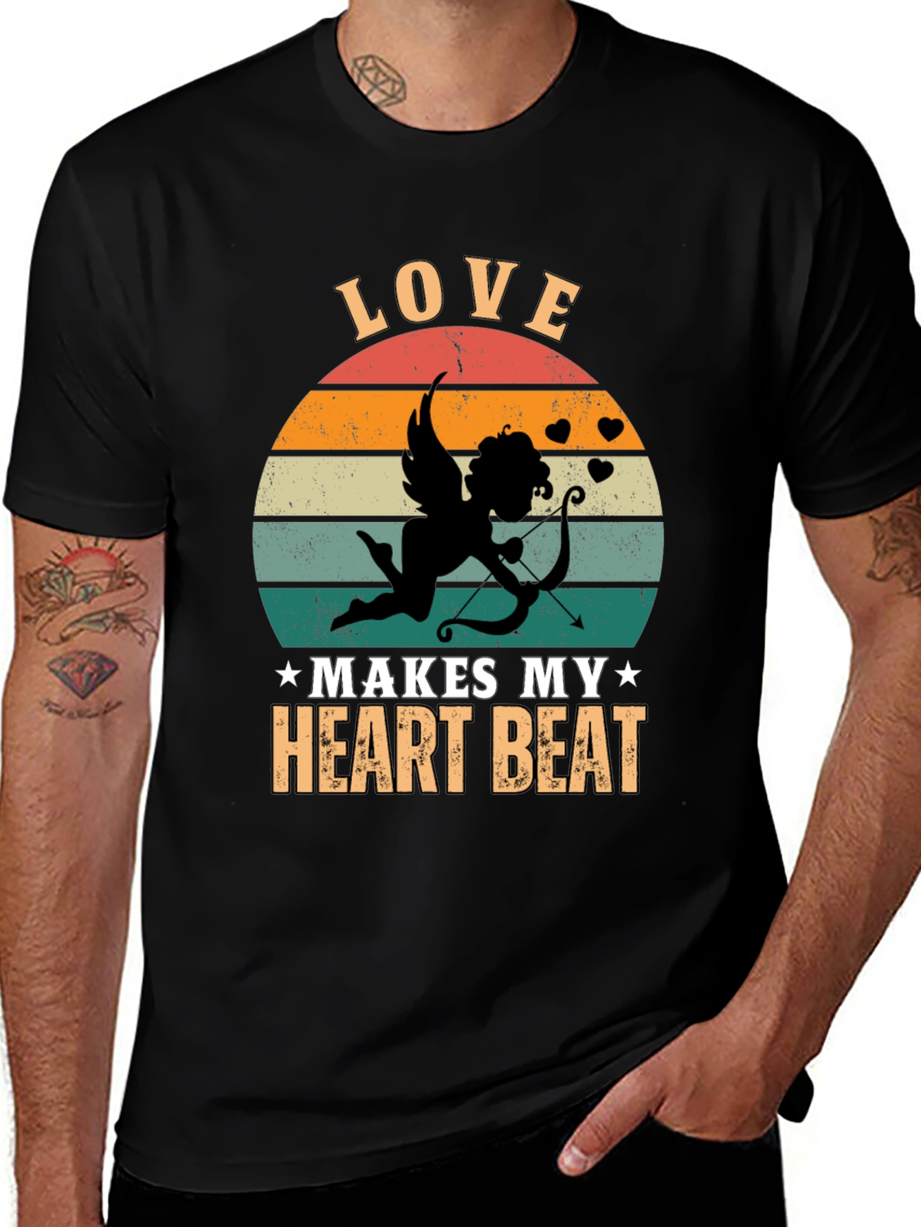 Camiseta Negra Love Makes My Heart Beat Cupido