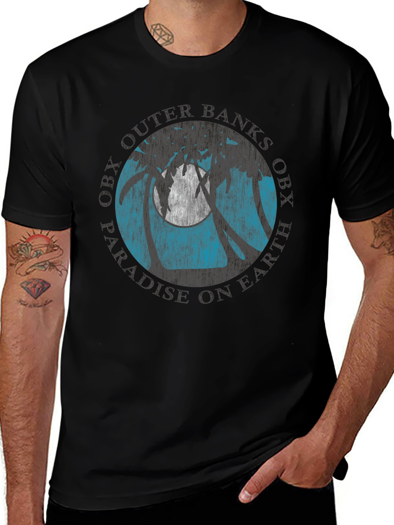 Camiseta Negra con Diseño Tropical OBX
