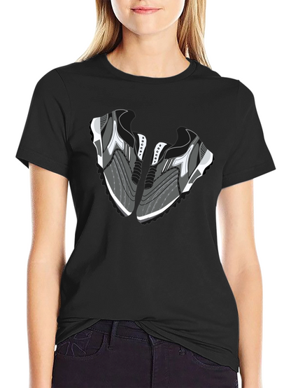 Camiseta Negra con Diseño de Zapatillas de Fútbol