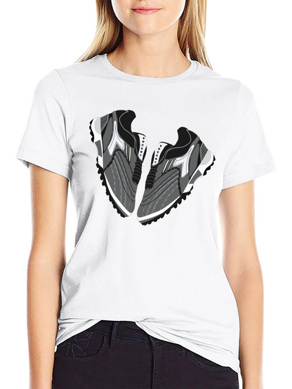 Camiseta Negra con Diseño de Zapatillas de Fútbol