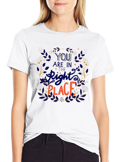 Camiseta Negra con Diseño Floral y Frase Motivacional