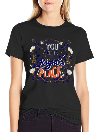 Camiseta Negra con Diseño Floral y Frase Motivacional