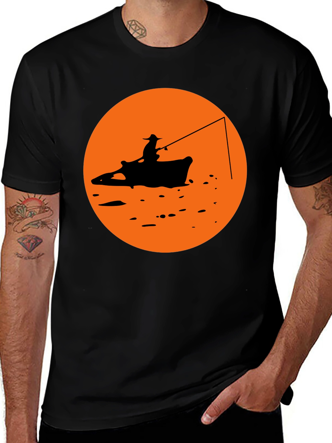 Camiseta Negra Estampado Pescador Atardecer Naranja