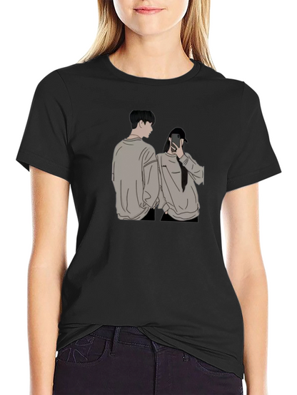 Camiseta Negra Unisex con Diseño Abstracto de Pareja