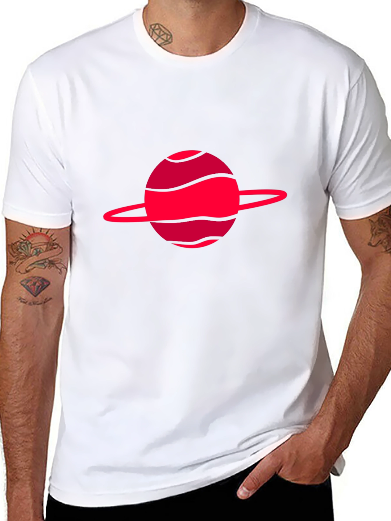 Camiseta negra con diseño de planeta rojo