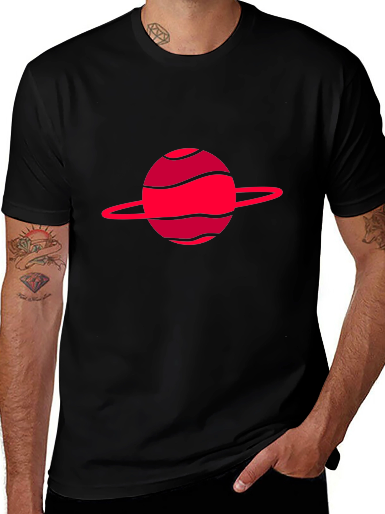 Camiseta negra con diseño de planeta rojo