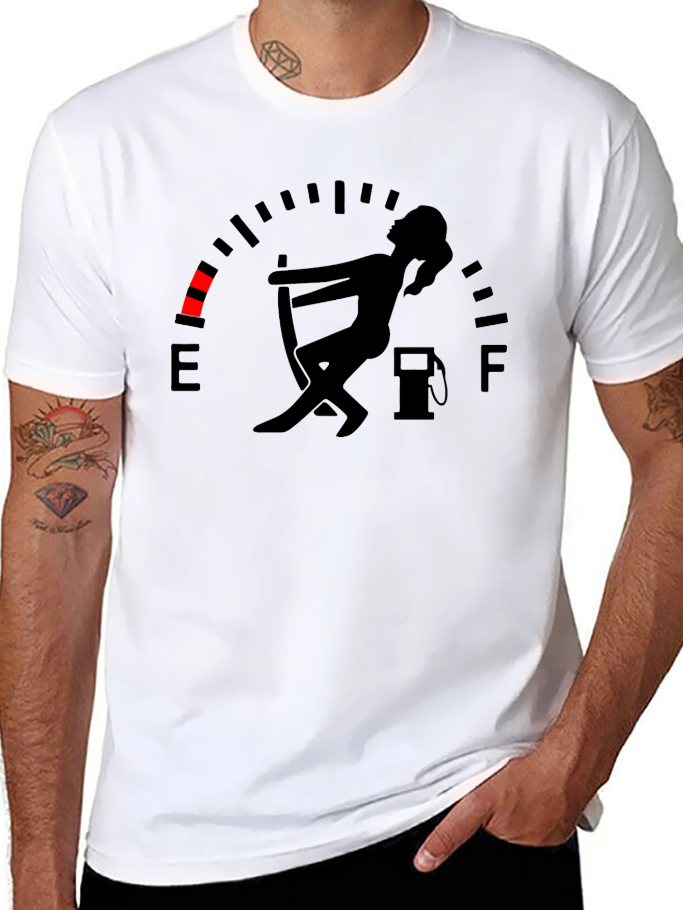 Camiseta Negra Gráfica Indicador de Gasolina Divertida