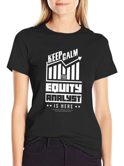 Camiseta Negra Equity Analyst - Mantén la Calma