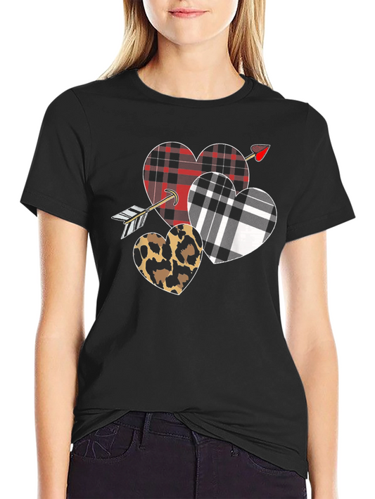 Camiseta Negra con Corazones y Flecha para San Valentín