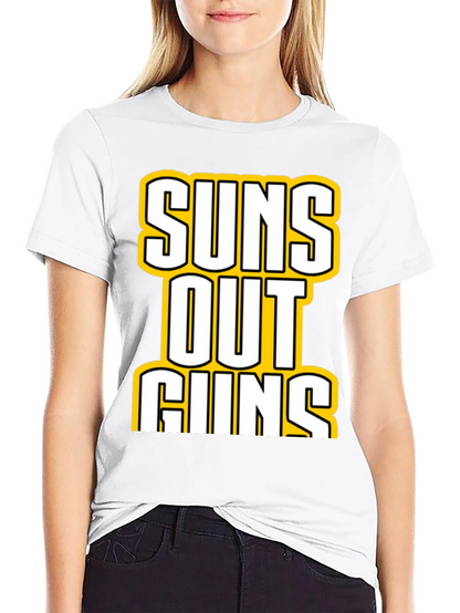 Camiseta Negra con Estampado Suns Out Guns