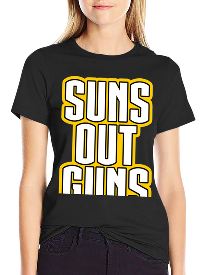 Camiseta Negra con Estampado Suns Out Guns