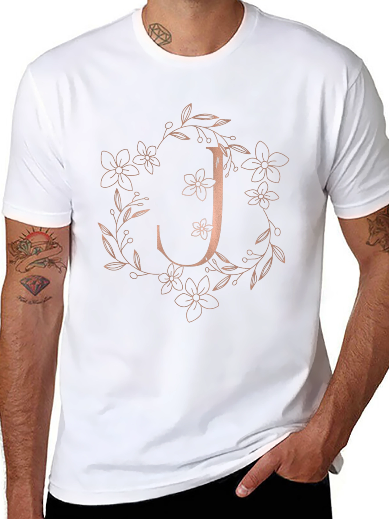 Camiseta Negra Floral con Inicial J Estilizada