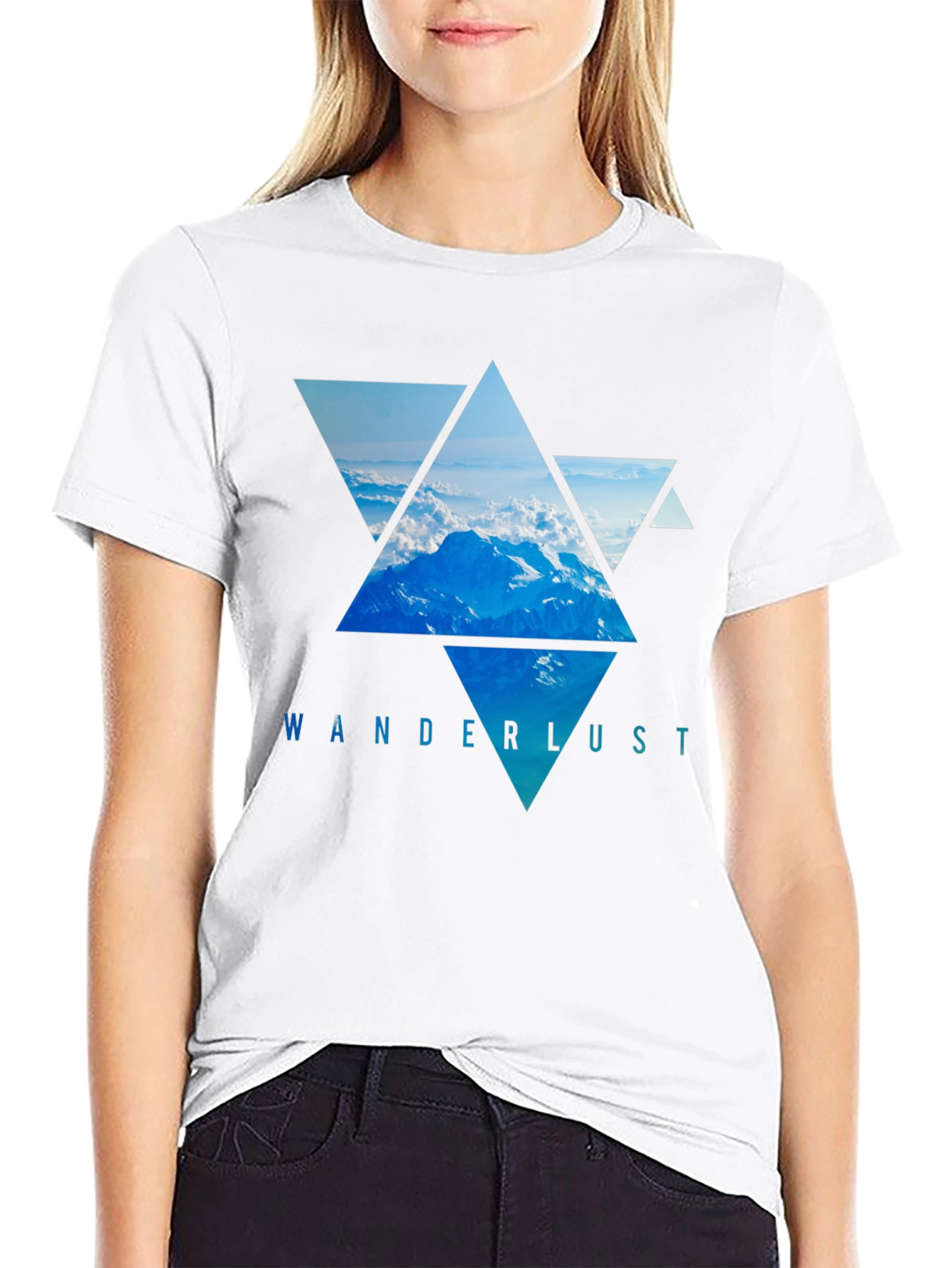 Camiseta Negra Wanderlust - Diseño Montañas Triangulares
