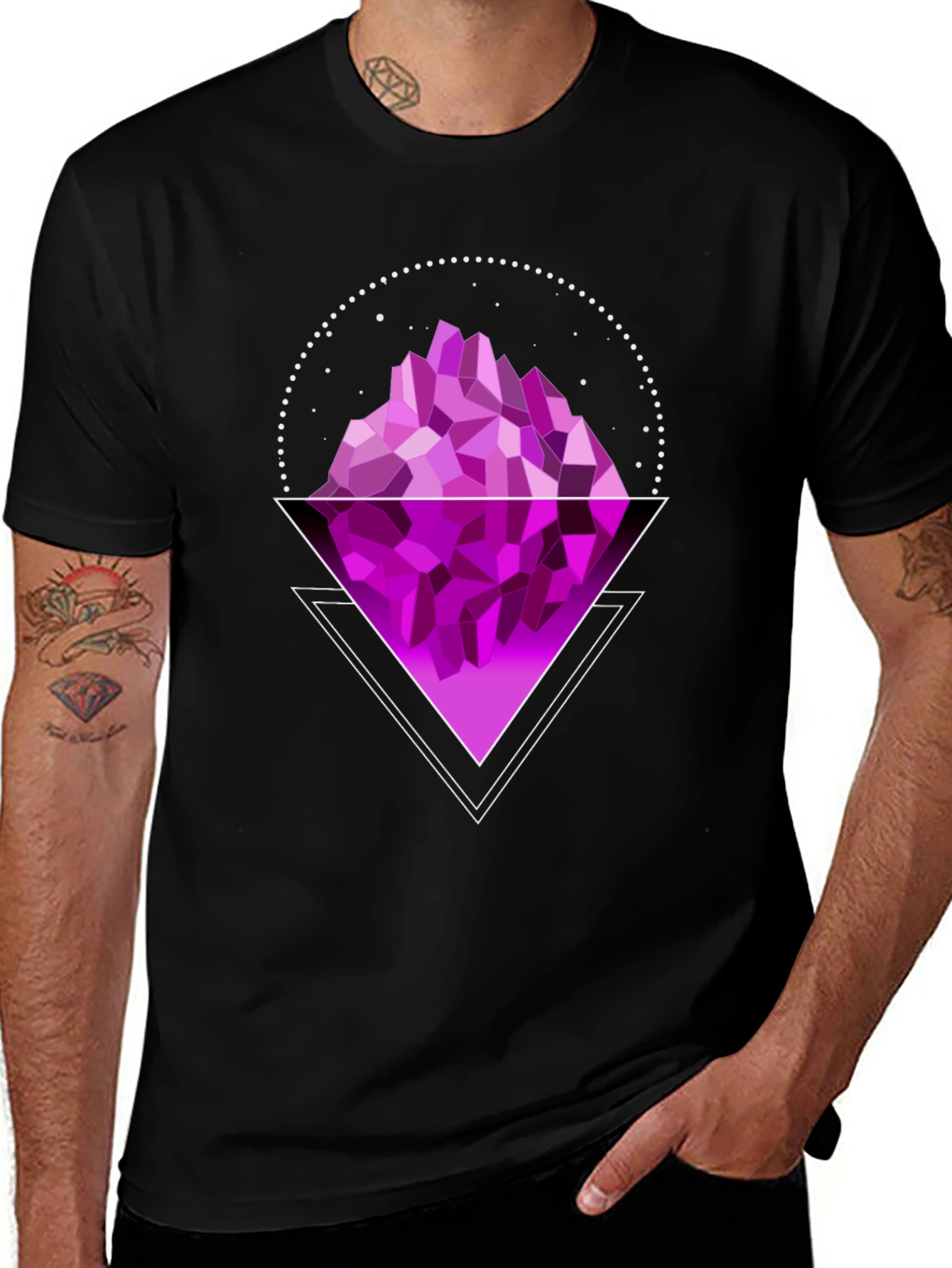 Camiseta Negra Diseño Montaña Geométrica Morada