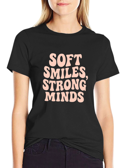 Camiseta Negra con Letras Soft Smiles Strong Minds