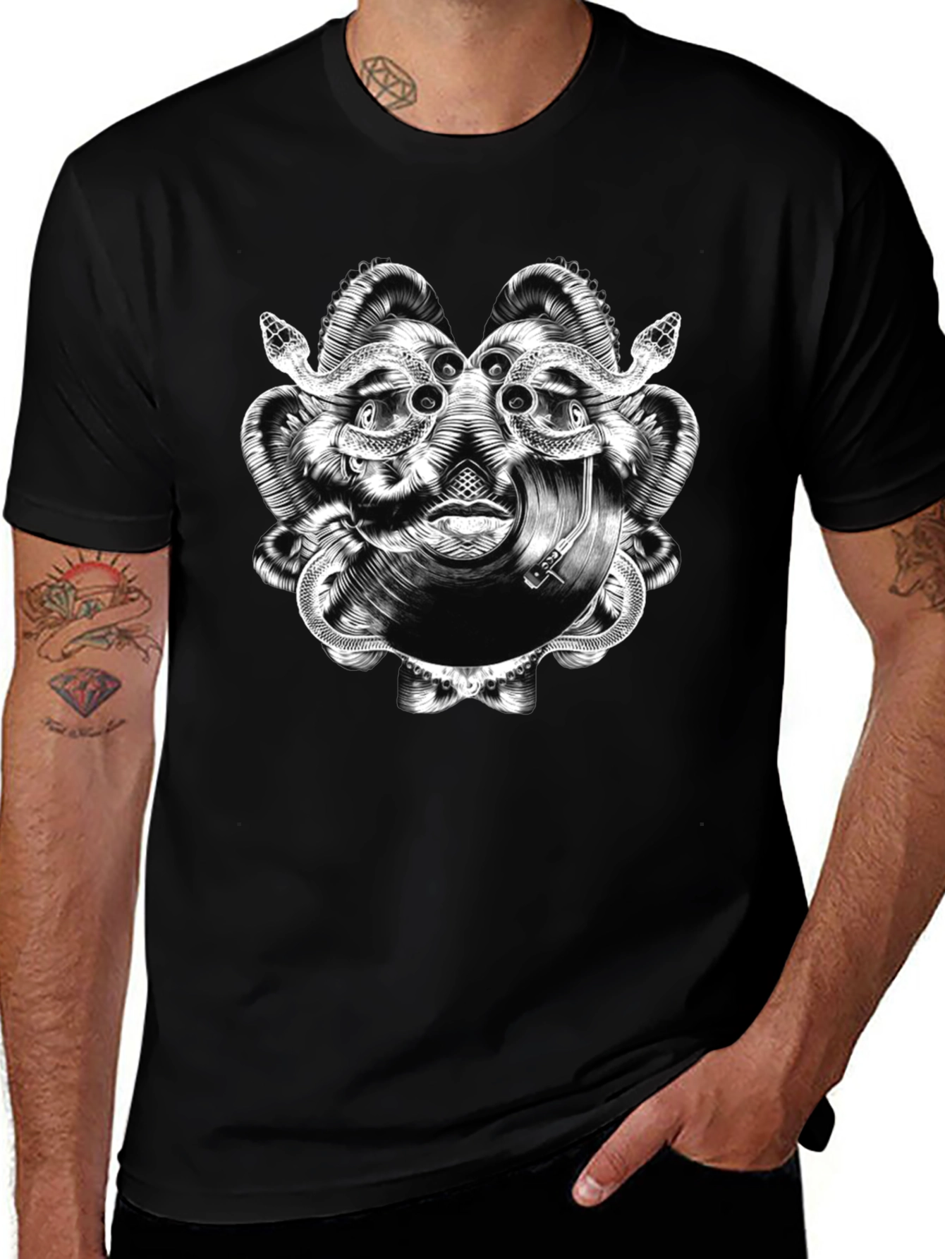 Camiseta Negra con Diseño Abstracto de Serpientes