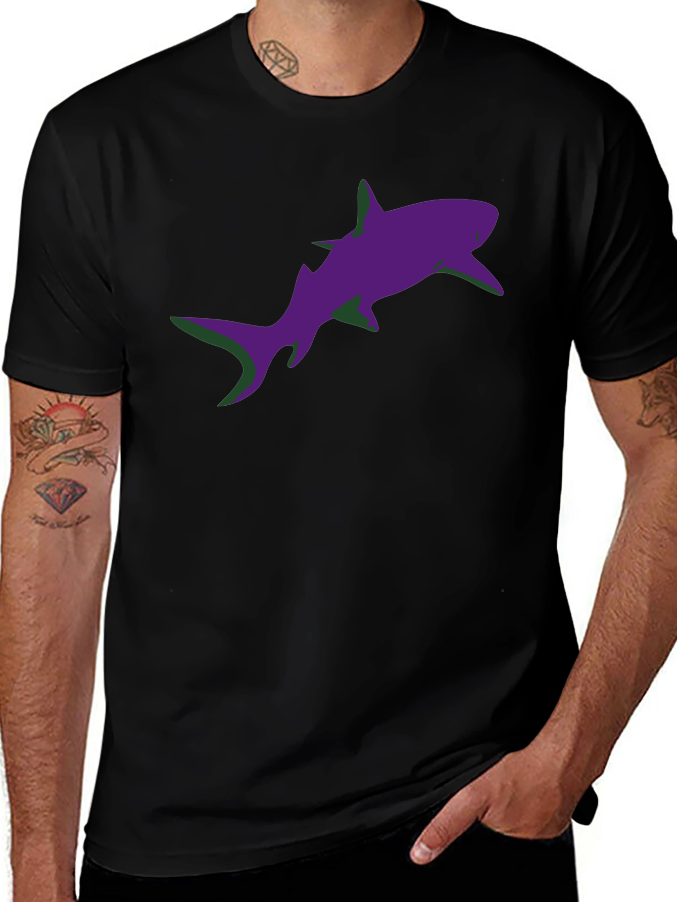 Camiseta Negra Estampado Tiburón Morado Diseño Moderno