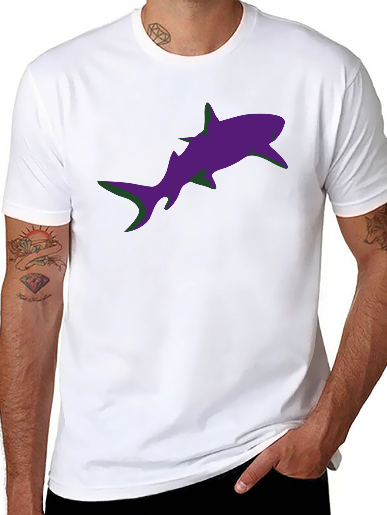 Camiseta Negra Estampado Tiburón Morado Diseño Moderno