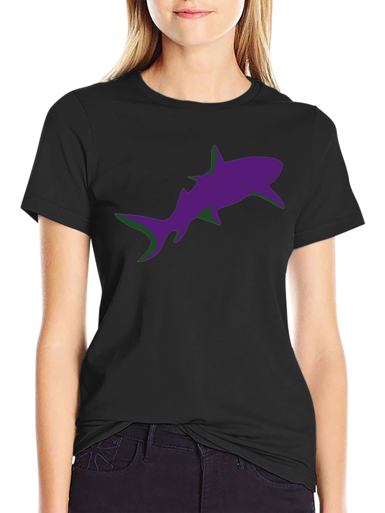 Camiseta Negra Estampado Tiburón Morado Diseño Moderno