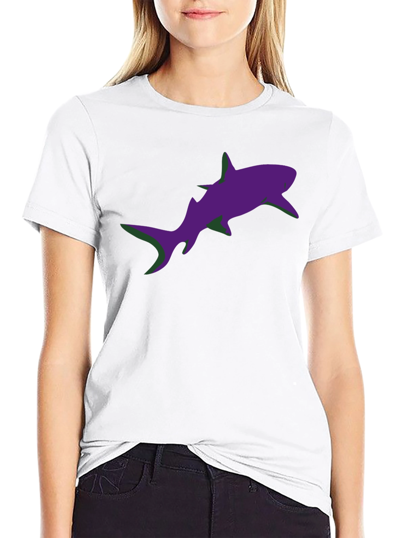 Camiseta Negra Estampado Tiburón Morado Diseño Moderno