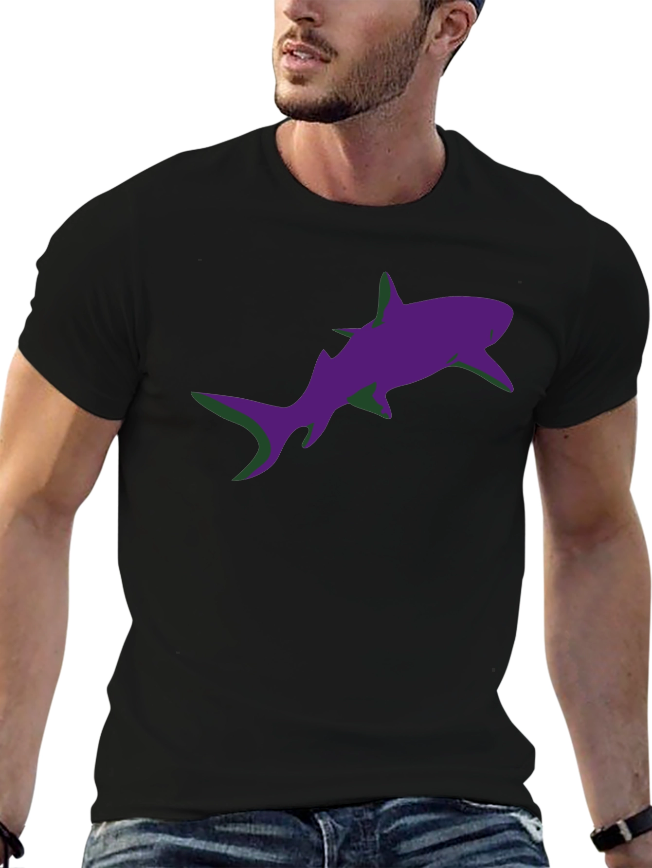 Camiseta Negra Estampado Tiburón Morado Diseño Moderno