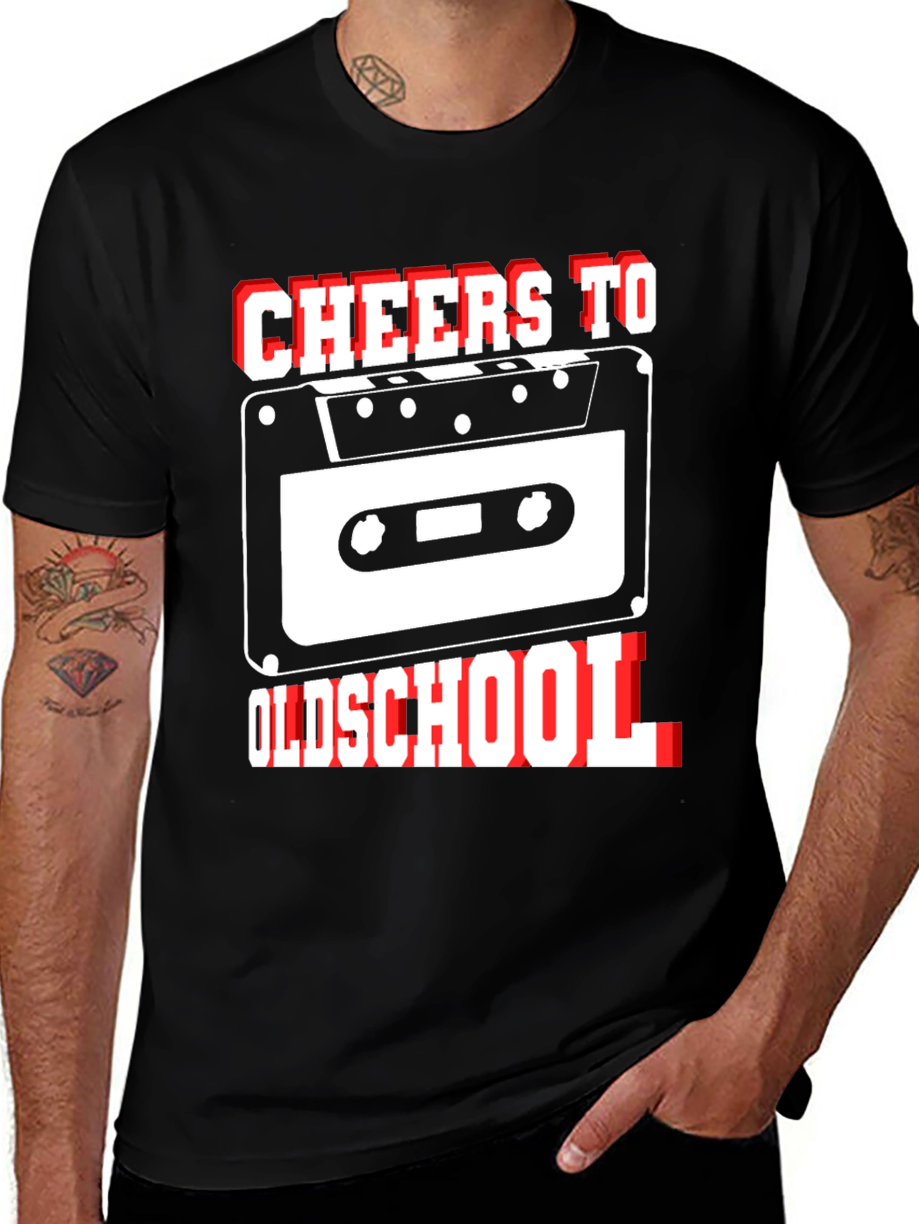 Camiseta Negra Cheers To Oldschool con Diseño Retro Cassette
