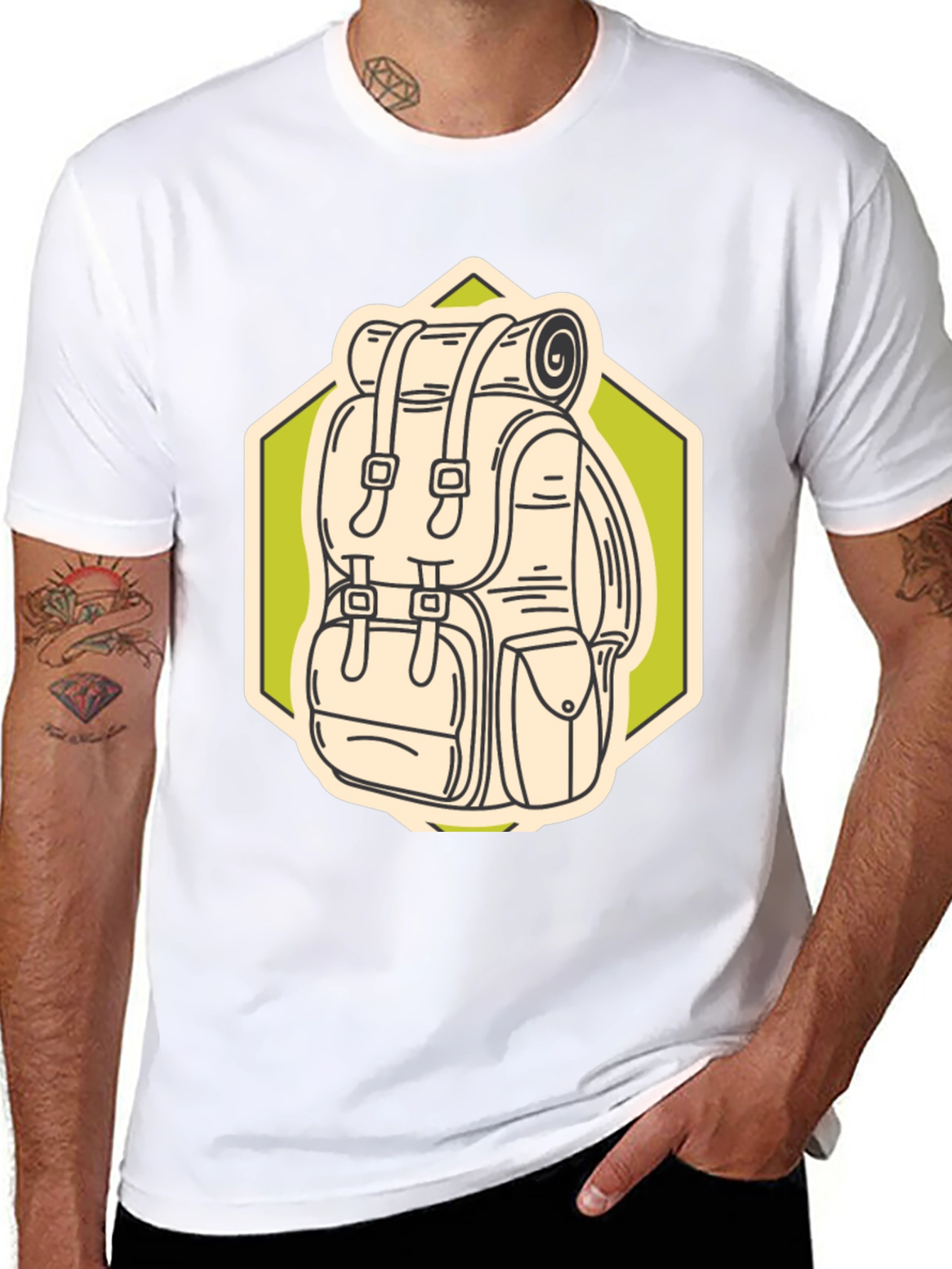Camiseta Negra con Diseño de Mochila de Senderismo