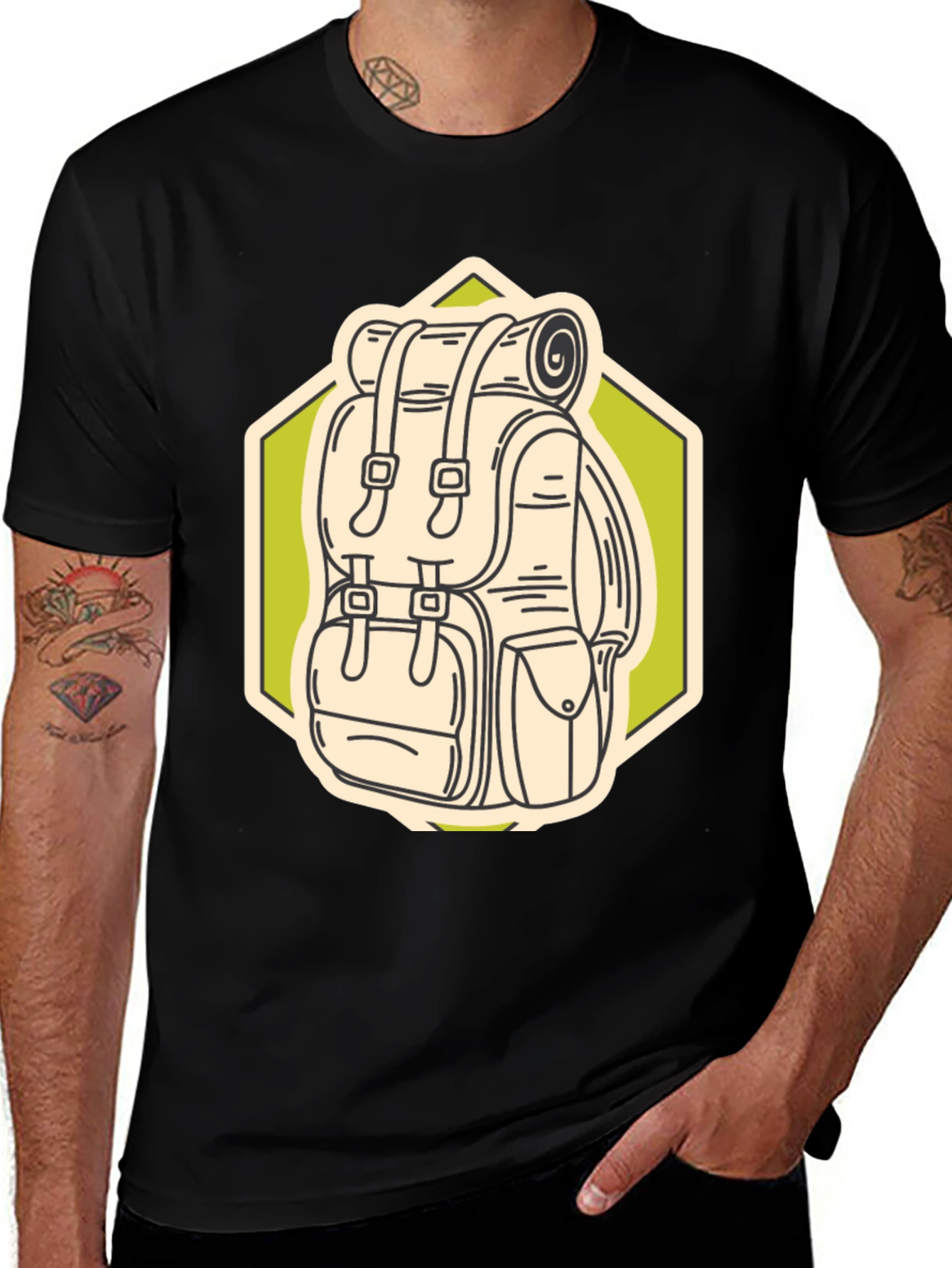 Camiseta Negra con Diseño de Mochila de Senderismo