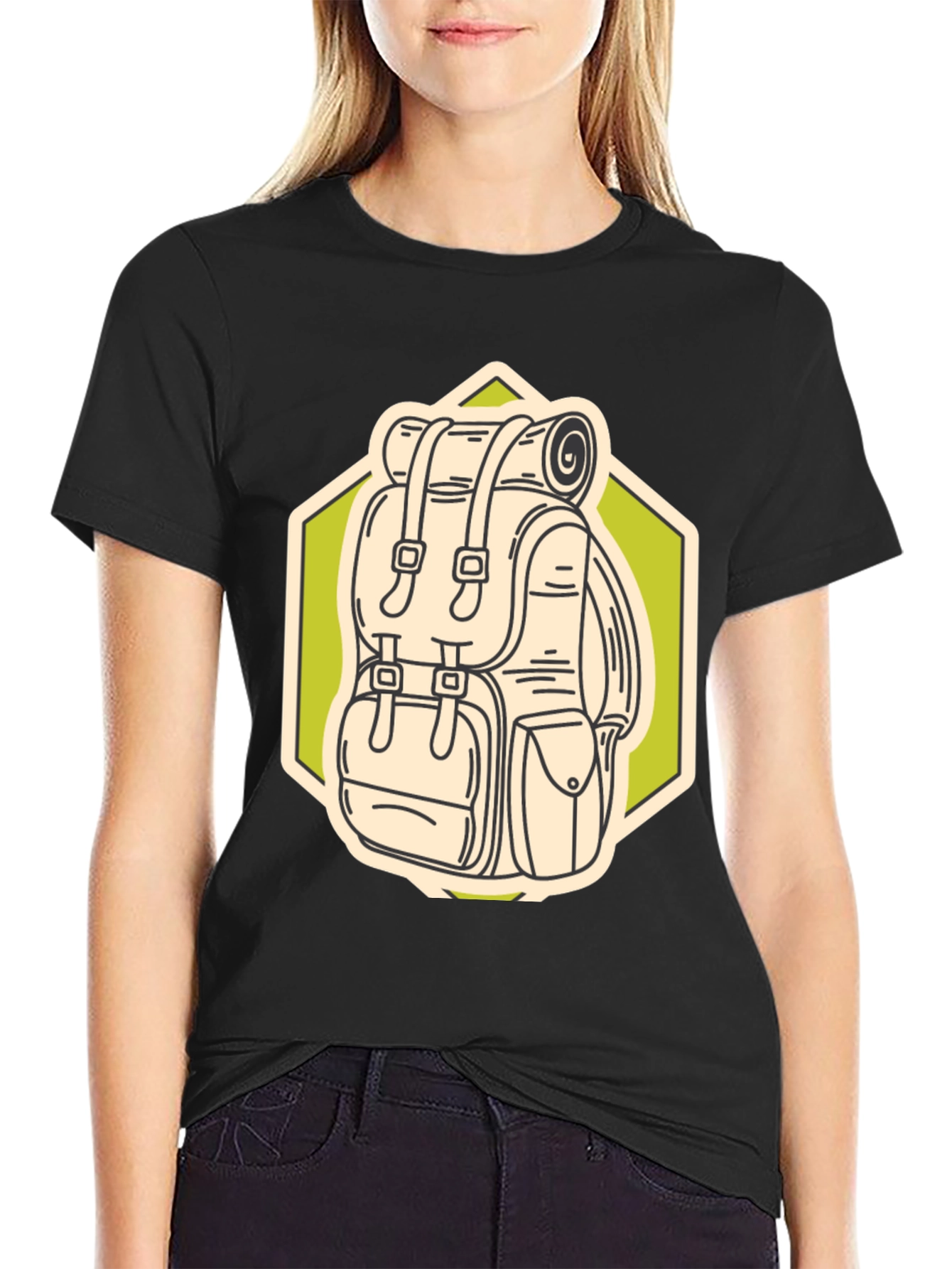 Camiseta Negra con Diseño de Mochila de Senderismo