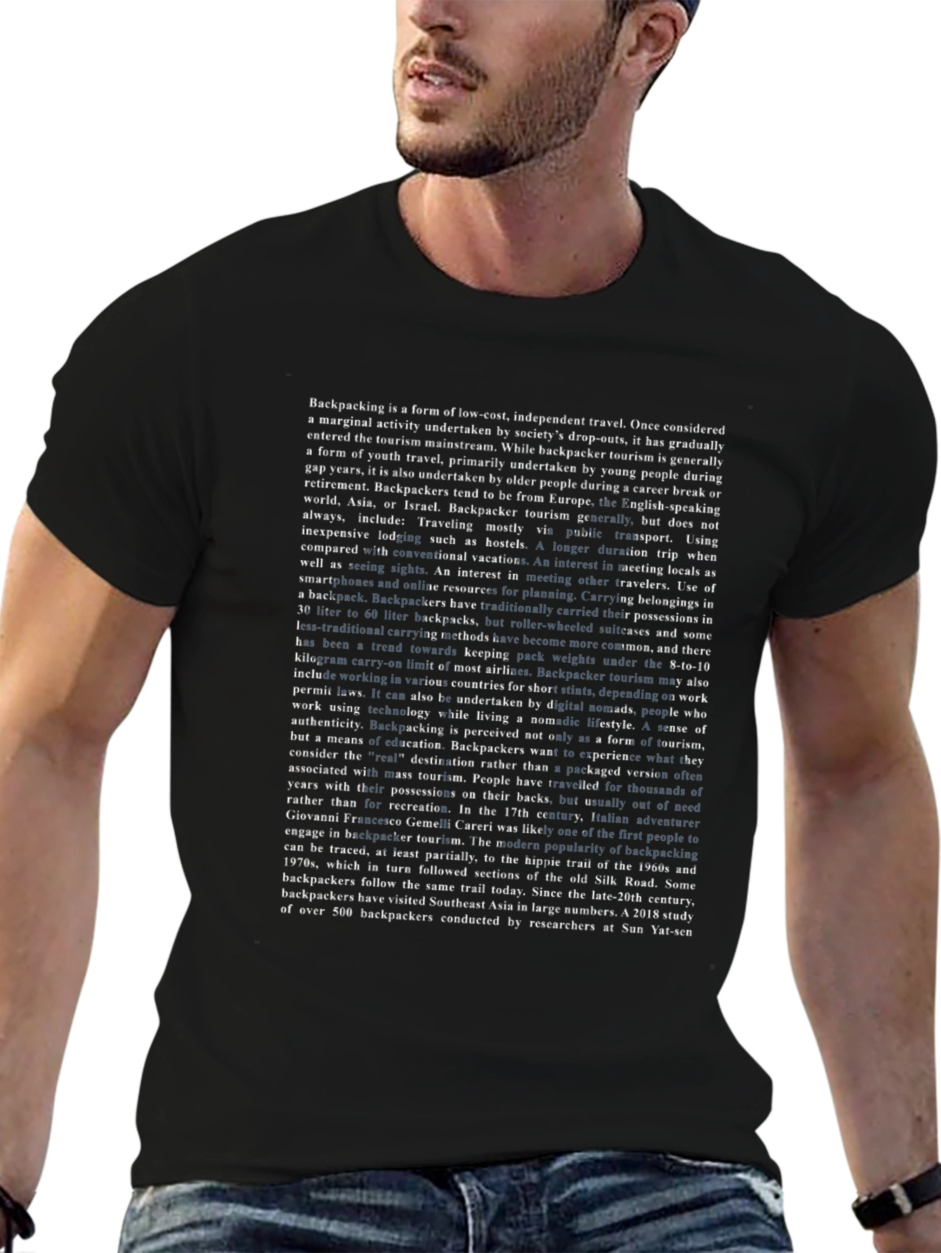 Camiseta Negra con Texto sobre Mochileros