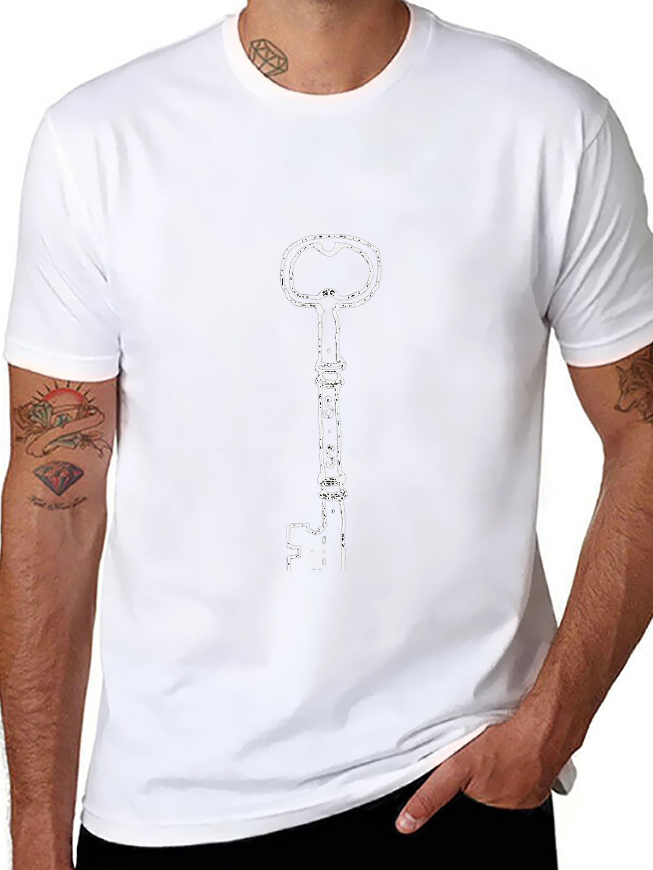 Camiseta Negra con Diseño de Llave Antigua