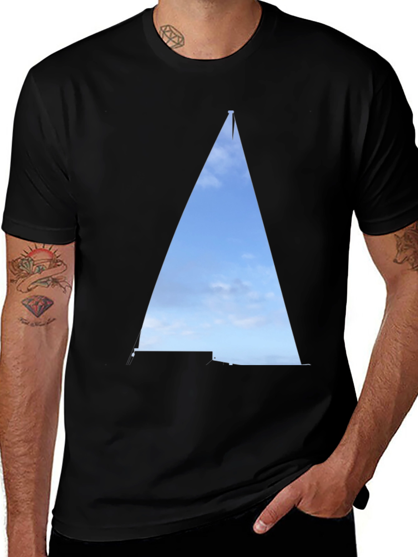 Camiseta Negra con Diseño de Velero Abstracto