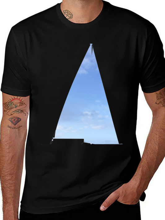 Camiseta Negra con Diseño de Velero Abstracto