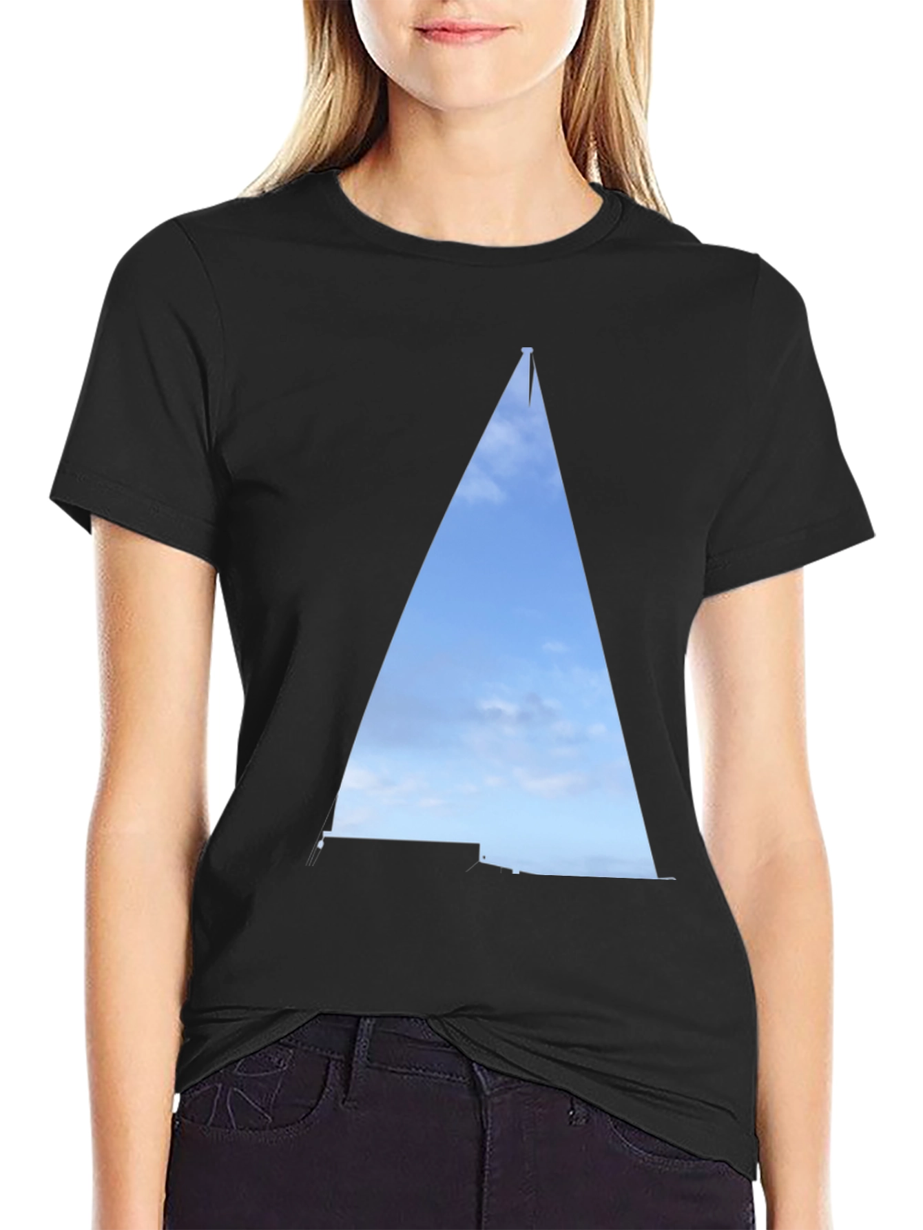 Camiseta Negra con Diseño de Velero Abstracto
